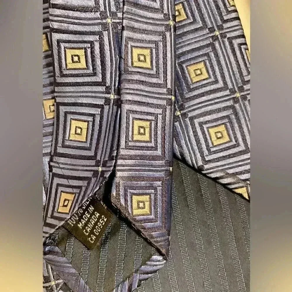 Harry Rosen 100% silk blue and grey geometric medallion tie
